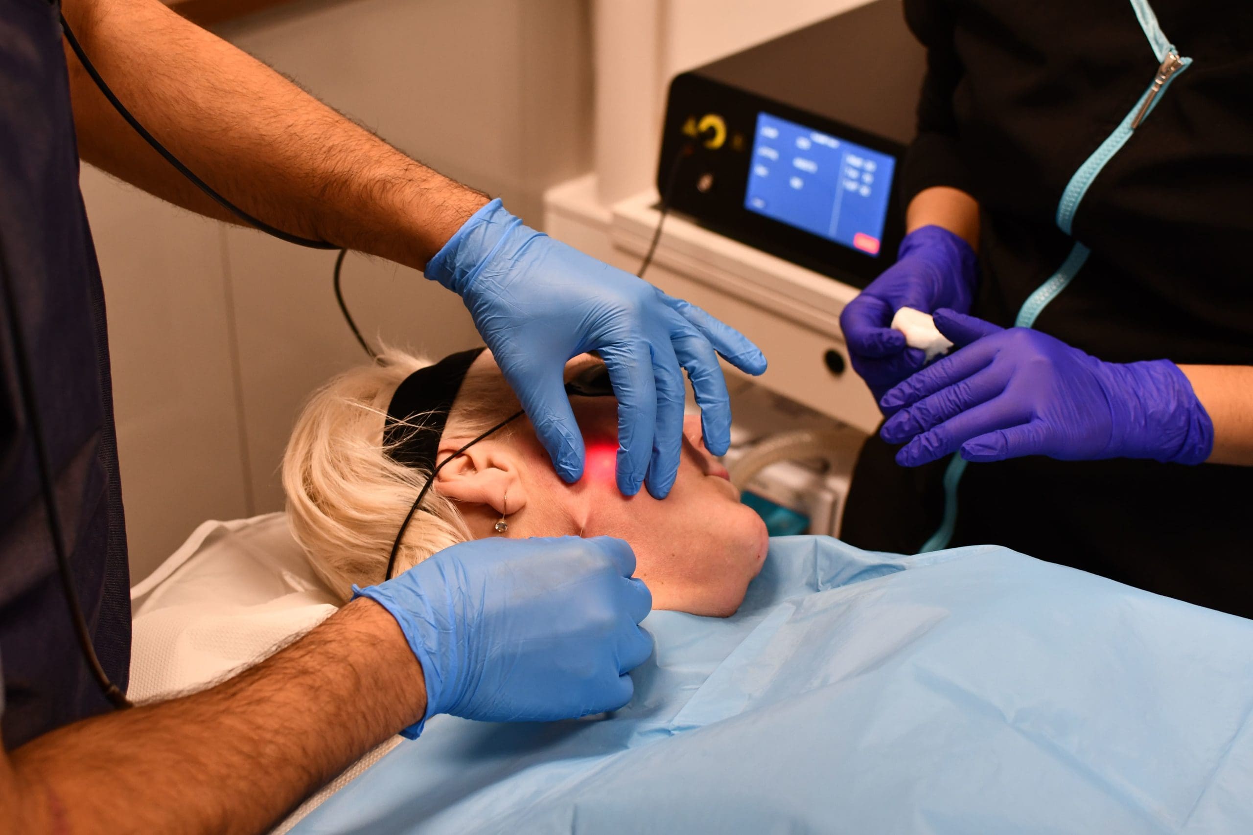 بهترین کلینیک اندولیفت در مشهد | لیست 6 مرکز برتر |تیم علمی تحقیقاتی ایزوویزیت